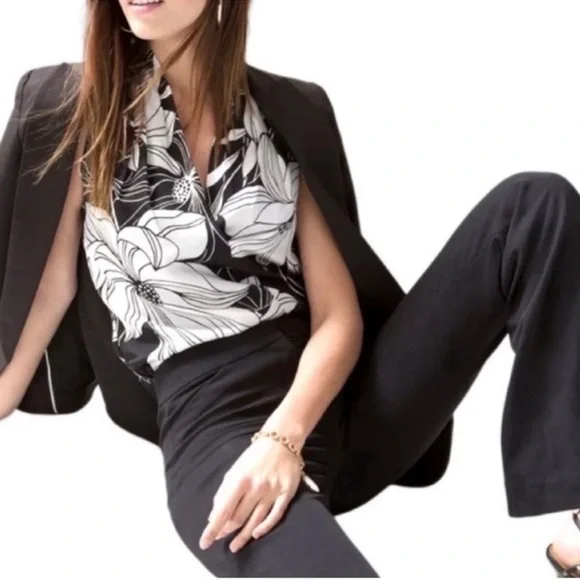 NEW WHBM Sleeveless Blouse V-neck Bold Magnolia Floral Black White Size XS - Picture 5 of 14